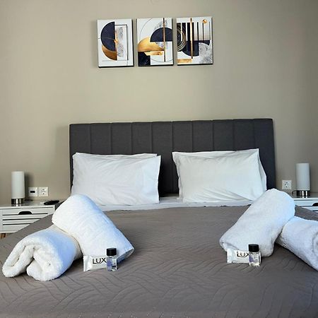 Modern Central Αpt 500M From The Beach. La Canea Exterior foto